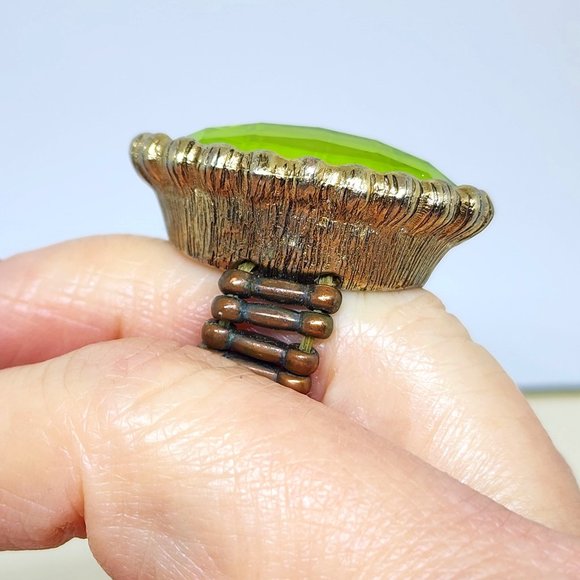 Vintage Green Faceted Gold Setting Chunky Statement Stretch Ring Sz 7+ - Picture 2 of 7